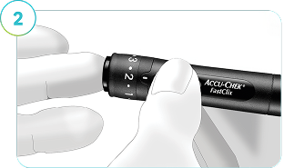 Obrázek zobrazuje autolancetu použitou na prstu s cílem získat hodnotu glykémie pro kalibraci řešení CGM Accu-Chek SmartGuide.