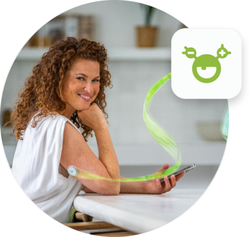 Žena se zavedeným senzorem CGM Accu-Chek® Smartguide, kteará spokojeně používá mobilní aplikaci mySugr